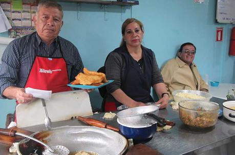 Sergio Almeida ofrece sus ricas empanadas. Foto: ÚN