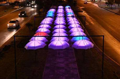 En la avenida Naciones Unidas ya están unas sombrillas luminosas. Foto: cortesía Municipio de Quito
