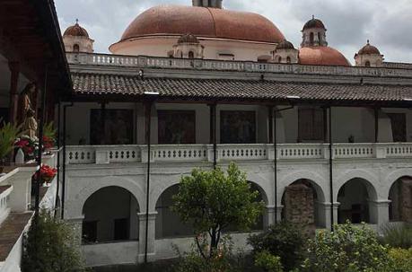 El monasteerio de Santa Clara está en las calles Cuenca y Rocafuerte.
