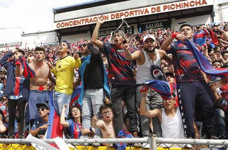 La hinchada del Deportivo Quito en la final de la Copa Pichincha jugada en el estadio Olímpico Atahualpa.