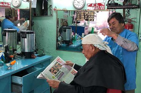 Vicente Paccha no deja su labor de peluquero.