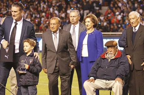 Edgardo Bauza, Leonel Montoya, Rodrigo Paz y Hugo Mantilla en el homenaje que hizo Liga de Quito.