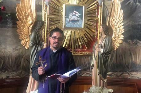 El padre José Alberto Lizano muestra los artículos que usa para exorcizar demonios. Foto: Bettry Beltrán / ÚN