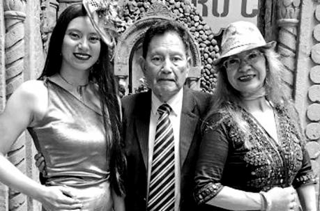 Con sus amores, Julio posa junto a una de sus hijas y esposa. Foto: Betty Beltrán/ ÚN