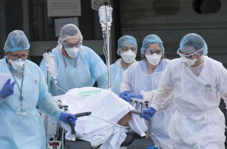 El personal médico empuja a un paciente en una camilla a un helicóptero médico en espera en el hospital Emile Muller en Mulhouse, este de Francia. Foto: AFP