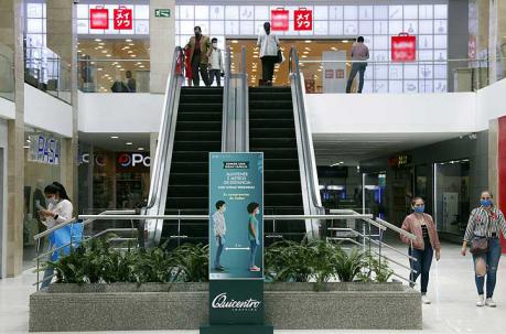 Los centros comerciales pueden funcionar con el 30% de su aforo. Foto: Patricio Terán / ÚN