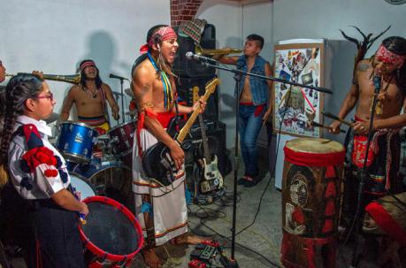 Miembros de la banda Los Cogelones, en la ciudad de Nezahualcoyotl, México. Fotos: AFP