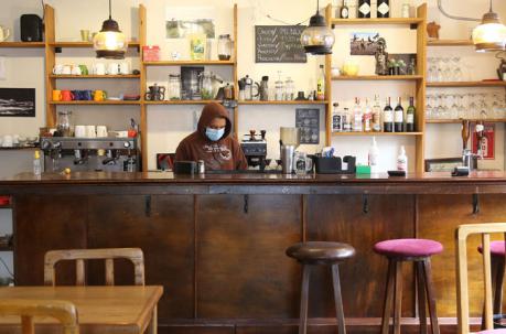 Bares y restaurantes como El Cafecito esperan reactivar su negocio. Fotos: Vicente Costales / ÚN