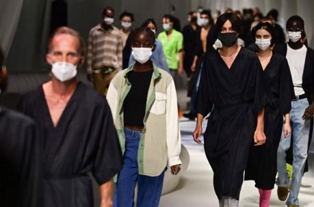 Invitados con máscaras faciales y respetando las distancias sociales asisten a la colección de Fendi Primavera / Verano 2021 durante la Semana de la Moda de Milán, el 23 de septiembre de 2020. Foto: AFP