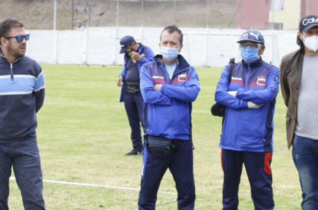 El DT Raúl Duarte (der.) fue recibido por la directiva del club chulla. Foto. cortesía Deportivo Quito