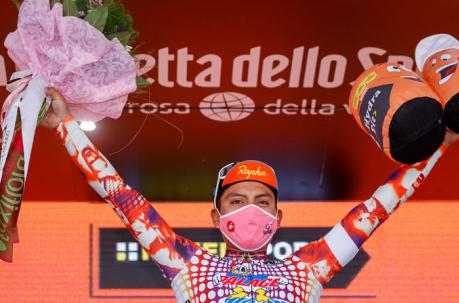 Caicedo en el podio del Giro de Italia el 5 de octubre del 2020. Foto: AFP