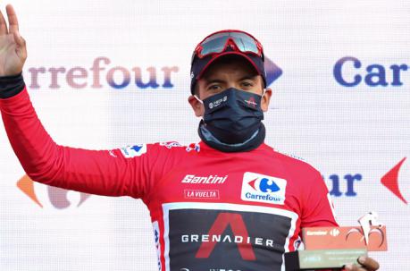 El ecuatoriano Richard Carapaz en el podio con el maillot rojo de líder de la general. Foto: EFE