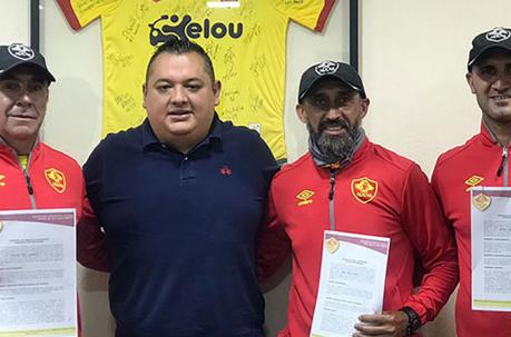 El  DT Darío Tempesta (izq.) junto al gerente Andrés Báez en su renovación.