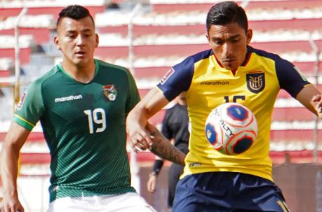 Jorge Flores (izq.) de Bolivia disputa un balón con Ángel Mena de Ecuador en el estadio Hernando Siles de La Paz (Bolivia), el 12 de noviembre del 2020. Foto: EFE