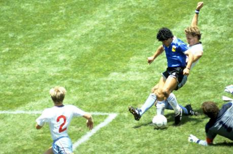 El mejor gol del Siglo XX lo hizo Maradona a Inglaterra en el Mundial de 1986. Foto: Reuters