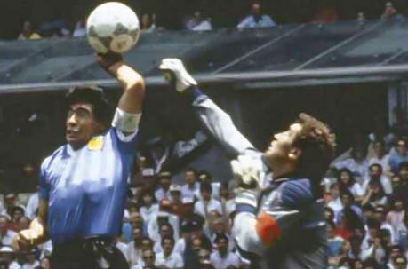 La famosa ‘Mano de Dios’ de Maradona en el Mundial México 1986. Fotos: archivo/ ÚN