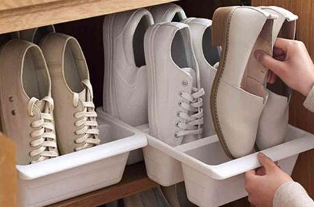 Es importante destinar un espacio en el armario para el calzado. En esta época se debe separar el que se usa en calle del que sirve para estar en casa.