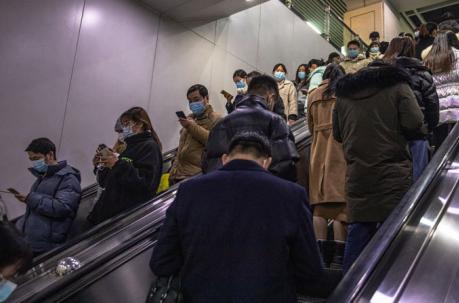 Los pasajeros del metro de Wuhan aún usan las mascarillas anticovid-19.Fotos: EFE