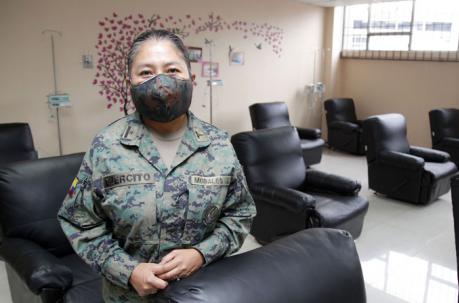 Jeanneth Morales fue la primera en inocularse en el Hospital Militar. Foto: Patricio Terán / ÚN