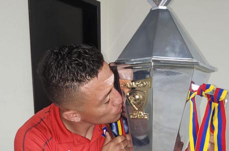 Jacob Murillo, con el título de la Copa Ecuador en LDU. Foto: tomada de Independiente