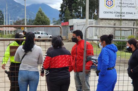 Familiares esperan en los exteriores del Centro Forense de Cuenca. Foto: Lineida Castillo / ÚN