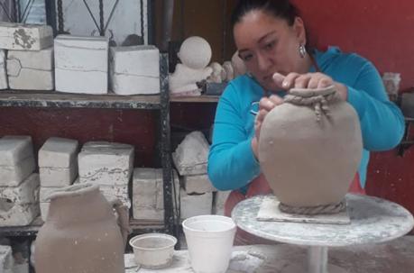 María Toscano ha montado todo un taller de cerámica en la sala de su casa. Foto: Cortesía