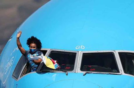 Neisi Dajomes saluda desde una de las ventanas del avión que la trajo al país. Foto: EFE