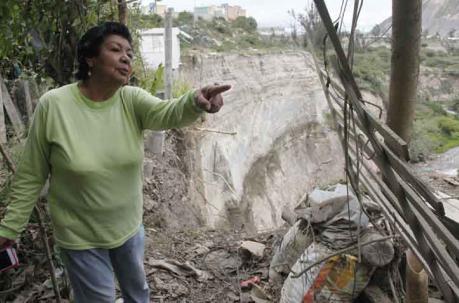 Parte de una edificación cayó al río Monjas, por el retroceso del talud. Foto: Galo Paguay / ÚN