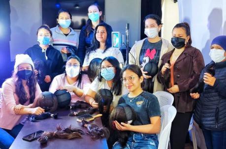 Un equipo de voluntarios se encarga del proceso de elaboración de pelucas, con un minuicioso trabajo. Foto: cortesía Fundación Dibuja Una Sonrisa