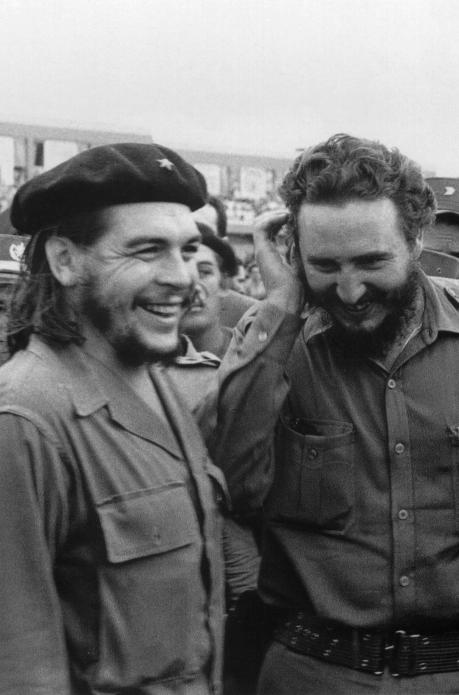 Foto tomada en los años 60 del entonces primer ministro cubano Fidel Castro (R) durante una reunión junto al líder guerrillero argentino Ernesto Che Guevara. El revolucionario cubano Fidel Castro murió el 25 de noviembre de 2016 en La Habana, anunció su h