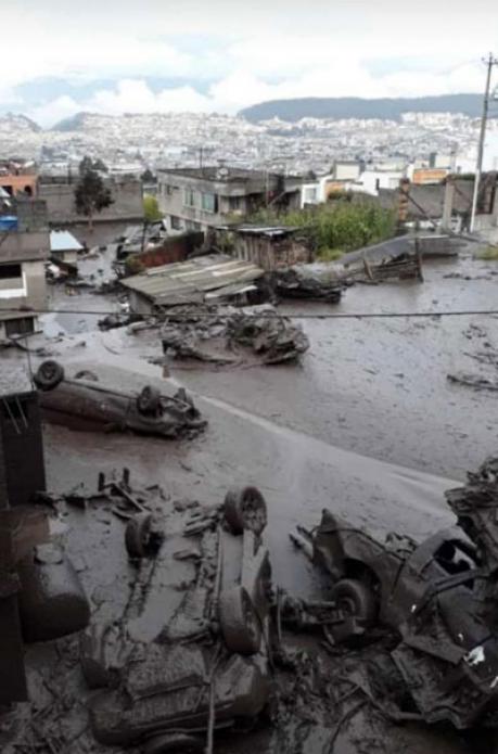 El aluvión arrastró vehículos, rocas, palos, basura y material de construcción en la calle Manuel Valdivieso en el sector de El Pinar Alto. Foto: Tomada de la cuenta Twitter Seguridad Quito