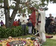Los shamanes efectuaron el ritual, al pie de la tumba de Oswaldo Guayasam&iacute;n. Foto: AFP