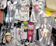 Camisetas con la imagen de la actriz se venden junto a las del narcotraficante. Foto: Yuri Cortez &#47; AFP