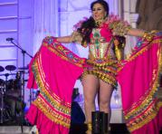 La candidata Daniela Simon  luce un traje que representa a una cholita. Foto: Cortesía Municipio de Latacunga