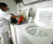 Recuerde que un correcto lavado permitirá que su ropa parezca nueva. Foto: Archivo / ÚN