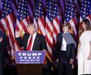 El candidato republicano a la Presidencia, Donald Trump (c), da un discurso durante la fiesta electoral organizada en el New York Hilton Midtown. Foto: EFE