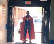 Enner Valencia llegó al hospital de Solca en Guayaquil vestido de Superman. Foto: @chalo_vargasr