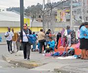 Los vendedores se ubican a lo largo de la av. Diego Vásquez de Cepeda. Foto: Evelyn Jácome / ÚN