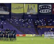 Los jugadores de la Real Sociedad (i) y los del Real Valladolid (d) guardan un minuto de silencio por las víctimas del accidente de avión de Colombia. Foto: EFE