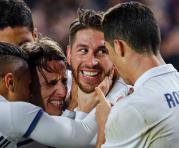 El defensa del Real Madrid, Sergio Ramos (2º), celebra con el centrocampista croata del Real Madrid Luka Modric (2ndL) y sus compañeros de equipo después de anotar el empate en el partido de fútbol de la liga española FC Barcelona frente al Real Madrid CF