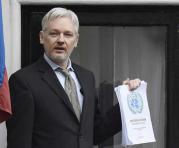 Fotografía de archivo tomada el 5 de febrero de 2016, muestra al cofundador de WikiLeaks Julian Assange durante una rueda de prensa desde el balcón de la embajada de Ecuador en Londres (Reino Unido). Foto: EFE