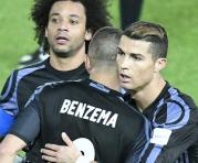 El jugador francés Real Madrid Karim Benzemá (c) es felicitado por sus compañeros Cristiano Ronaldo (d) y Marcelo Vieira tras marcar un gol durante el partido de semifinales del Mundial de clubes entre el Real Madrid y el Club América de México en el esta