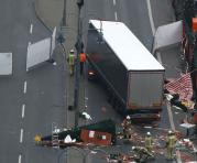 Imagen del camión que arrolló a los transeúntes de un mercado de Alemania. Foto: AFP