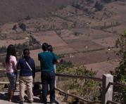 Los visitantes disfrutan de la vista del cráter del Volcán Pululahua, una atracción turística a 27 km al norte de Quito. Foto: AFP