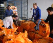 Las toneladas de donaciones para las personas afectadas por los sismos en Esmeraldas fueron enviadas en un camión. Foto: Alfredo Lagla / ÚN