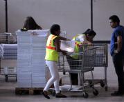 80 empleados de la empresa Montgar se encargan de armar los paquetes.Foto: Patriicio Terán / ÚN
