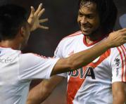 Arturo Mina (der.) celebra con su compañero Martínez el gol anotado ante Boca Juniors. Foto: River Plate Oficial