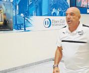 El asistente técnico Óscar Quagliata a su llegada a Guayaquil con Olimpia. Foto: @Futgol970am