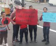 Con pancartas alusivas al cuidado del ambiente varios estudiantes se tomaron las esquinas de las principales avenidas de Quito. Foto: Santiago Ponce / ÚN