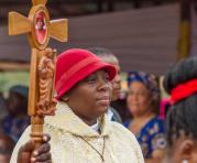 Vicentia Tadagbe Tchranvoukinni se llama a sí misma Dios, su socio de negocios es un Papa autodenominado y los devotos prometieron poner fin al reinado del diablo.  Foto: AFP